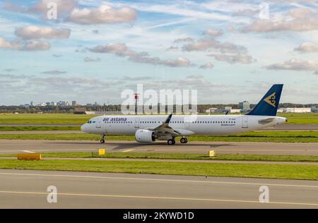 Une photo d'un Airbus A321 Neo Air Astana sur la piste. Banque D'Images