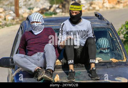 Naplouse, Palestine. 02nd décembre 2022. Des manifestants palestiniens masqués ont été vus, lors de la manifestation contre les colonies israéliennes dans le village de Kafr Qaddoum près de la ville de Naplouse en Cisjordanie. (Photo de Nasser Ishtayeh/SOPA Images/Sipa USA) crédit: SIPA USA/Alay Live News Banque D'Images