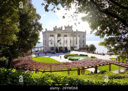 TRIESTE, ITALIE - 24 AVRIL 2022 : raccourcissement avec le château de Miramare, Trieste, Italie Banque D'Images