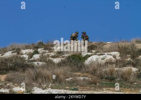 Naplouse, Palestine. 02nd décembre 2022. Des soldats israéliens ont vu viser les manifestants palestiniens, lors de la manifestation contre les colonies israéliennes dans le village de Kafr Qaddoum près de la ville de Naplouse, en Cisjordanie. (Photo de Nasser Ishtayeh/SOPA Images/Sipa USA) crédit: SIPA USA/Alay Live News Banque D'Images