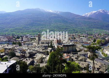 Vue panoramique aérienne de la ville de Sondrio dans la vallée de Valtellina, Lombardie, Italie Banque D'Images