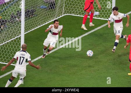 Al Rayyan, Qatar. 2nd décembre 2022. Ricardo Horta (2nd L) du Portugal célèbre ses scores lors du match du Groupe H entre la Corée du Sud et le Portugal lors de la coupe du monde de la FIFA 2022 au stade Education City à Al Rayyan, Qatar, le 2 décembre 2022. Credit: Xiao Yijiu/Xinhua/Alamy Live News Banque D'Images