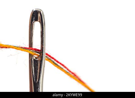 Aiguille et filetage sur fond blanc. Isoler l'aiguille avec un espace vide pour l'inscription Banque D'Images