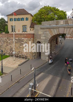 Budapest, Hongrie - 31 juillet 2022 : porte de Vienne vers le quartier du château de Buda. Banque D'Images