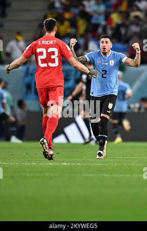 Al Wakrah, Qatar. 2nd décembre 2022. Le gardien de but de l'Uruguay Sergio Rochet (L) et le joueur Jose Maria Gimenez célèbrent le deuxième but de l'équipe lors du match du Groupe H entre le Ghana et l'Uruguay lors de la coupe du monde de la FIFA 2022 au stade Al Janoub à Al Wakrah, Qatar, le 2 décembre 2022. Credit: Xin Yuewei/Xinhua/Alay Live News Banque D'Images