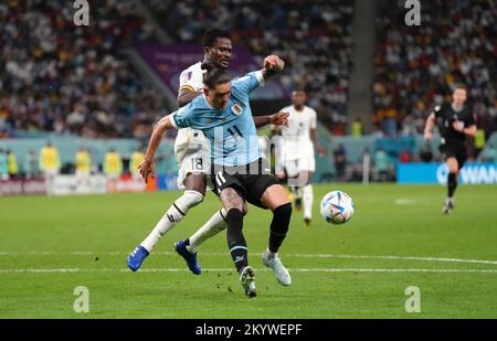 Daniel Amartey, du Ghana (à gauche), prend le pas sur Darwin Nunez, en Uruguay, qui, après une revue VAR, n'est pas donné comme pénalité lors du match de la coupe du monde de la FIFA, groupe H, au stade Al Janoub à Al-Wakrah, au Qatar. Date de la photo: Vendredi 2 décembre 2022. Banque D'Images