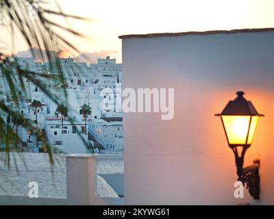 Les lumières du soir s'allument dans la ville de Vejer de la Frontera Banque D'Images