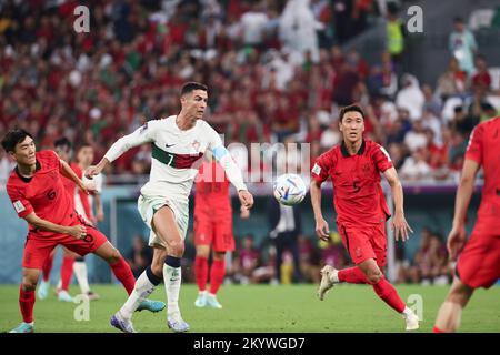 Al Rayyan, Qatar. 2nd décembre 2022. Cristiano Ronaldo (2nd L) du Portugal participe au match du Groupe H entre la Corée du Sud et le Portugal à la coupe du monde de la FIFA 2022 au stade Education City à Al Rayyan, Qatar, le 2 décembre 2022. Credit: LAN Hongguang/Xinhua/Alay Live News Banque D'Images