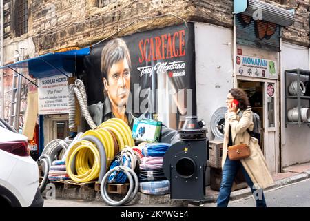 Scarface Al Pacino Tony Montana fresque sur le mur de la boutique d'équipement d'alimentation électrique à Karakoy Istanbul Turquie Banque D'Images