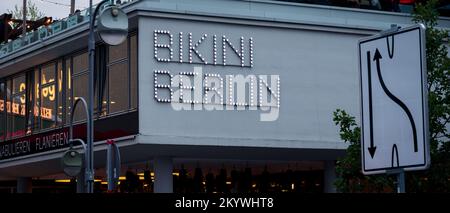 Berlin, Allemagne - 31 juillet 2022: Le logo du centre commercial bikini Berlin monté sur un mur blanc dans le centre ville pendant la soirée Banque D'Images