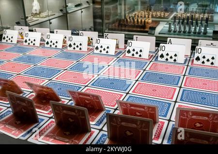 Jeu d'échecs turc fait de cartes de jeu. Jeux d'échecs de Turquie. Pièces d'échecs. Chess figure.Turkey avec conception originale Banque D'Images