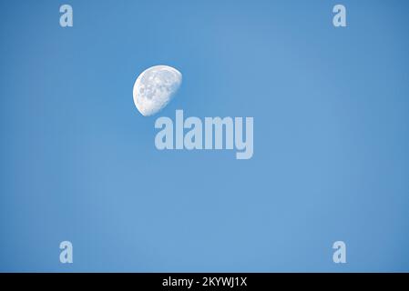 Gros plan de la lune le matin avec fond bleu ciel Banque D'Images
