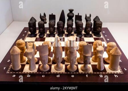 Jeu d'échecs africain en bois. Jeux d'échecs d'Afrique. Pièces d'échecs. Figure d'échecs.Afrique Banque D'Images
