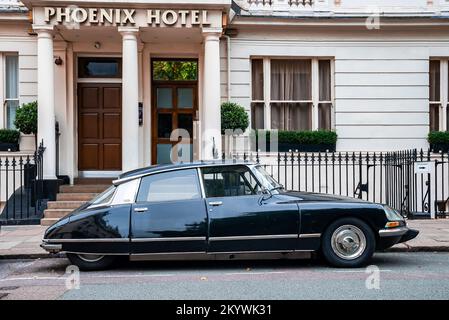 1973 Citroën SM voiture classique garée par l'hôtel de luxe. Banque D'Images