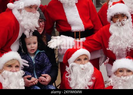 Clayton, États-Unis. 02nd décembre 2022. Clayton, Missouri, 2 décembre 2022. Olivia Fitzgerald, petite de deux ans, ne semble pas intéressée par les Santas dansants lorsqu'ils se présentent à Clayton, Missouri, sur 2 décembre 2022. Les Santas dansants sont un groupe de femmes qui emportent leurs compétences dansantes dans les rues de St. Louis pendant la saison des fêtes a redouté comme Santa Clause. Photo par Bill Greenblatt/UPI crédit: UPI/Alay Live News Banque D'Images
