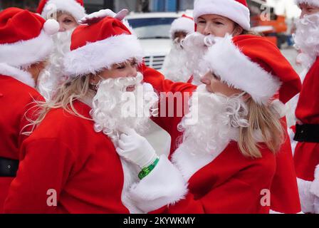 Clayton, États-Unis. 02nd décembre 2022. Clayton, Missouri, 2 décembre 2022. Les Santas dansants ajustent leurs costumes avant de se faire une représentation pour les amateurs de shopping dans la rue de Clayton, Missouri, sur 2 décembre 2022. Les Santas dansants sont un groupe de femmes qui emportent leurs compétences dansantes dans les rues de St. Louis pendant la saison des fêtes a redouté comme Santa Clause. Photo par Bill Greenblatt/UPI crédit: UPI/Alay Live News Banque D'Images