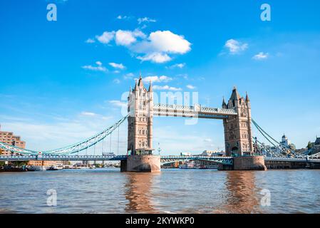 Le légendaire Tower Bridge reliant Londres à Southwark sur la Tamise Banque D'Images