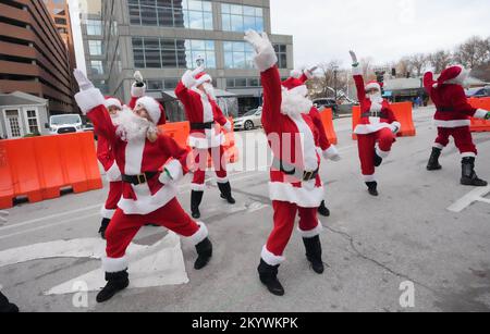 Clayton, États-Unis. 02nd décembre 2022. Clayton, Missouri, 2 décembre 2022. Les Santas dansantes commencent leur saison de danse pour les amateurs de shopping dans la rue de Clayton, Missouri, sur 2 décembre 2022. Les Santas dansants sont un groupe de femmes qui emportent leurs compétences dansantes dans les rues de St. Louis pendant la saison des fêtes a redouté comme Santa Clause. Photo par Bill Greenblatt/UPI crédit: UPI/Alay Live News Banque D'Images