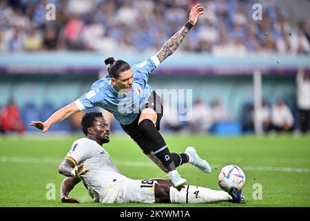 Al Wakrah, Qatar. 2nd décembre 2022. Darwin Nunez (R) d'Uruguay rivalise avec Daniel Amartey du Ghana lors de leur match du Groupe H à la coupe du monde de la FIFA 2022 au stade Al Janoub à Al Wakrah, Qatar, le 2 décembre 2022. Credit: Xin Yuewei/Xinhua/Alay Live News Banque D'Images