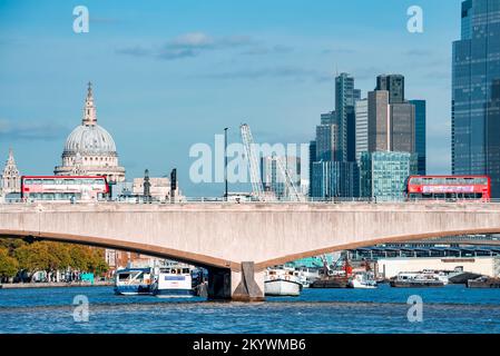 Bus à impériale rouge traversant un pont à Londres Banque D'Images