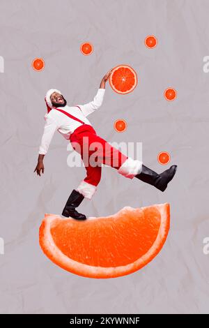 Collage photo créatif vertical d'un drôle d'homme habillé de costume de père noël dansant sur orange isolé sur fond gris Banque D'Images