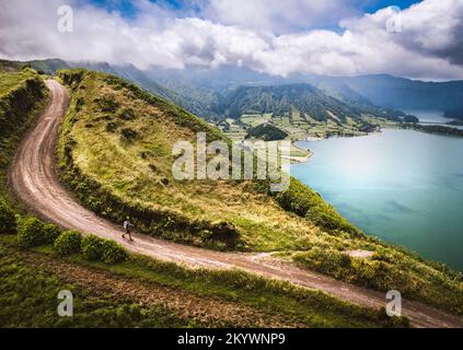 Aérien de randonneur marchant le long de la route de gravier, Cete Cidades, Açores Banque D'Images