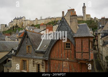 gros plan de la maison à colombages de la ville de Chinon dans la vallée de la Loire, France avec l'ancien château en pierre Banque D'Images