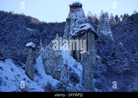 Vue sur la formation rocheuse des Demoiselles Coiffées dans le lac de serre Ponçon, Alpes du Sud, France en hiver Banque D'Images