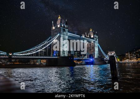 Le légendaire Tower Bridge reliant Londres à Southwark sur la Tamise Banque D'Images