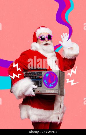Image de collage photo créative verticale du drôle positif joyeux père noël tenir la boombox agitant la paume isolée sur fond rose Banque D'Images
