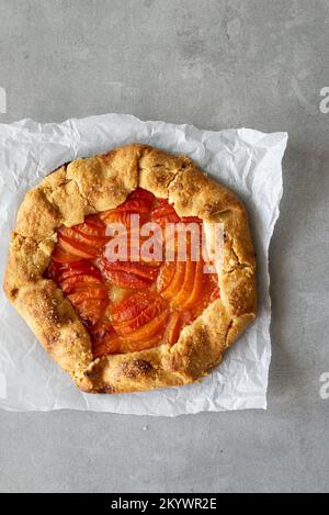 Tarte à l'abricot d'été Galette sur fond de béton, mise au point sélective Banque D'Images