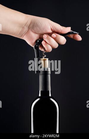 Bouteille de vin à retirer à la main Banque D'Images