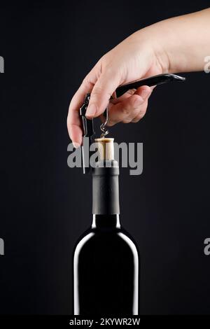 Bouteille de vin à retirer à la main Banque D'Images