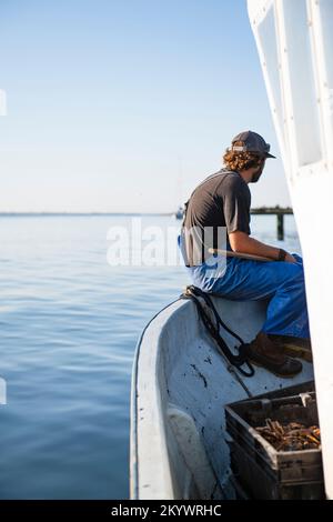 Récolte d'huîtres au lever du soleil sur la baie de Narragansett Banque D'Images