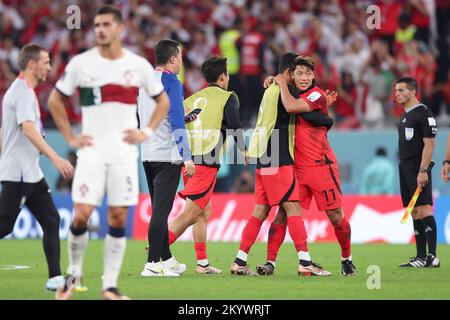 Al Rayyan, Qatar. 2nd décembre 2022. Hwang Hee-chan (2nd R) de Corée du Sud célèbre après le match du Groupe H entre la Corée du Sud et le Portugal lors de la coupe du monde de la FIFA 2022 au stade Education City à Al Rayyan, Qatar, le 2 décembre 2022. Crédit : Li Ming/Xinhua/Alay Live News Banque D'Images