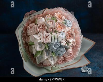 Bouquet de fleurs Zephyr dans une boîte cadeau sur fond bleu foncé Banque D'Images