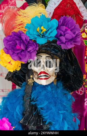 Un mannequin la Catrina en costume dans la rue pour célébrer le jour ...