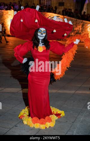 Femme à visage peint et habillé comme la Catrina pour un concours de costumes pour la célébration du jour des morts à Oaxaca, Mexique. Banque D'Images