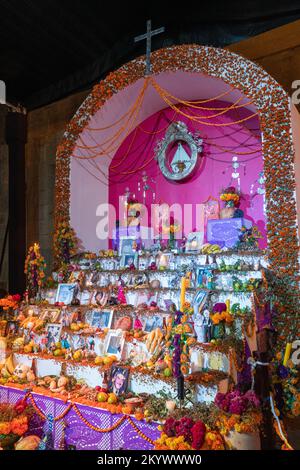 Un grand ofrrenda dans le Zocalo en face de la cathédrale métropolitaine pour célébrer le jour des morts à Oaxaca, Mexique. Banque D'Images