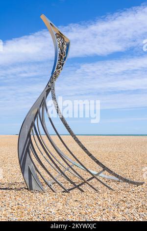 Hastings Beach The Landing une sculpture comme la prow d'un Norman longboat par le sculpteur Leigh Dyer Hastings East Sussex Angleterre GB Europe Banque D'Images