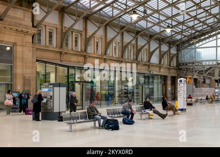 1 décembre 2022. Aberdeen, Écosse. C'est l'intérieur de la gare d'Aberdeen avec des passagers qui attendent. Banque D'Images