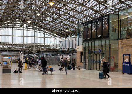 1 décembre 2022. Aberdeen, Écosse. C'est l'intérieur de la gare d'Aberdeen avec des passagers qui attendent. Banque D'Images