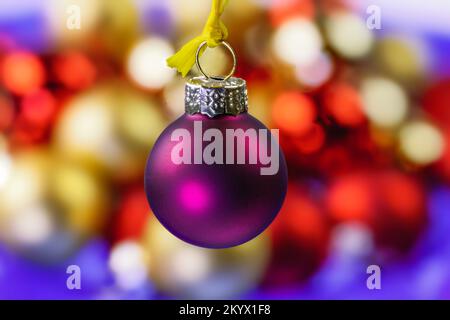 Gros plan d'un ornement de noël violet suspendu Banque D'Images
