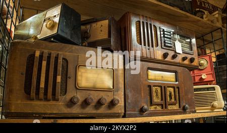 Une variété de radios de table vintage regroupées sur une étagère pour une vue rapprochée à l'intérieur Banque D'Images