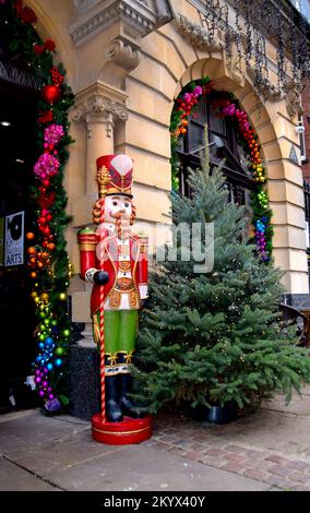 Le premier jour de décembre à Rochester High Street, décoré de décorations de Noël. Banque D'Images