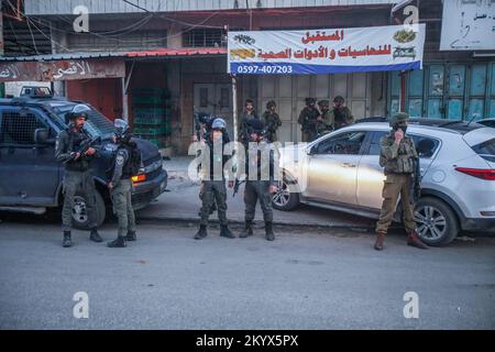 Naplouse, Palestine. 02nd décembre 2022. Des soldats israéliens ont obtenu la sécurité de la zone quelques instants après qu'un soldat israélien a tiré sur un palestinien lors d'une arrestation près de Hawara, dans la ville occupée de Naplouse, en Cisjordanie. Crédit : SOPA Images Limited/Alamy Live News Banque D'Images