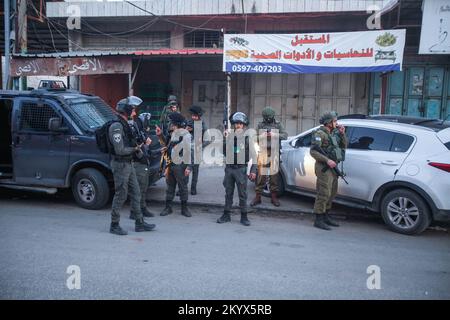 Naplouse, Palestine. 02nd décembre 2022. Des soldats israéliens ont obtenu la sécurité de la zone quelques instants après qu'un soldat israélien a tiré sur un palestinien lors d'une arrestation près de Hawara, dans la ville occupée de Naplouse, en Cisjordanie. Crédit : SOPA Images Limited/Alamy Live News Banque D'Images