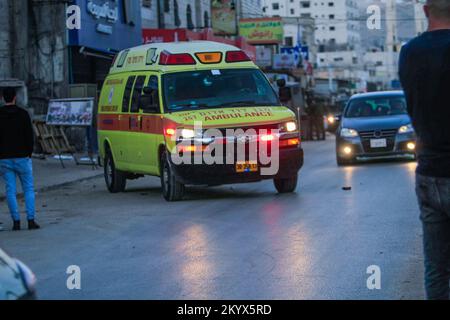 Naplouse, Palestine. 02nd décembre 2022. L'ambulance Magen David Adom transporte le corps du palestinien qui a été tué lors de l'arrestation par un soldat israélien à Hawara, en Cisjordanie occupée. Crédit : SOPA Images Limited/Alamy Live News Banque D'Images