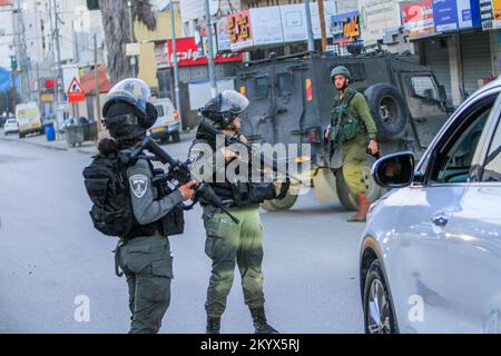 Naplouse, Palestine. 02nd décembre 2022. Des soldats israéliens ont obtenu la sécurité de la zone quelques instants après qu'un soldat israélien a tiré sur un palestinien lors d'une arrestation près de Hawara, dans la ville occupée de Naplouse, en Cisjordanie. Crédit : SOPA Images Limited/Alamy Live News Banque D'Images