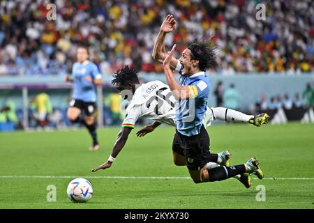 Al Wakrah, Qatar. 2nd décembre 2022. Edinson Cavani (R) d'Uruguay rivalise avec Alidu Seidu du Ghana lors de leur match du Groupe H à la coupe du monde de la FIFA 2022 au stade Al Janoub à Al Wakrah, Qatar, le 2 décembre 2022. Credit: Xin Yuewei/Xinhua/Alay Live News Banque D'Images